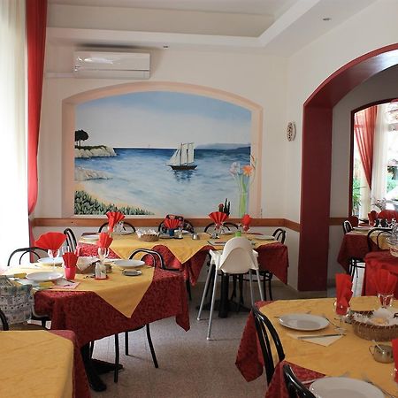 Hotel Susanna Римини Екстериор снимка