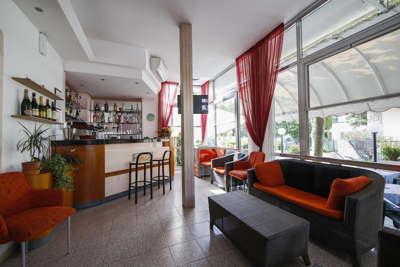 Hotel Susanna Римини Екстериор снимка