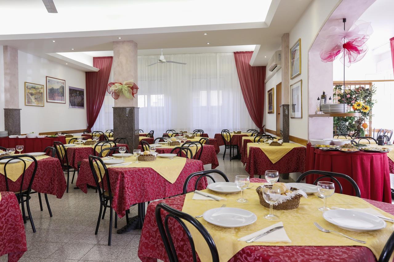 Hotel Susanna Римини Екстериор снимка