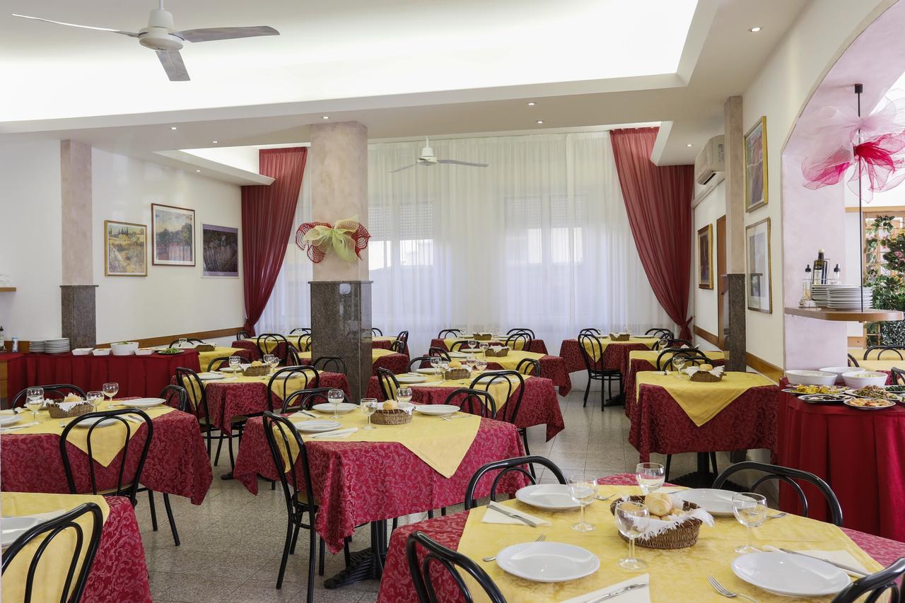 Hotel Susanna Римини Екстериор снимка